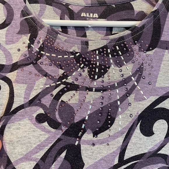 Patterned top with gems - Picture 2 of 5